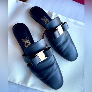 Ferragamo Mule
Size 8
Black
